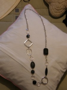 Collier noir et transparent